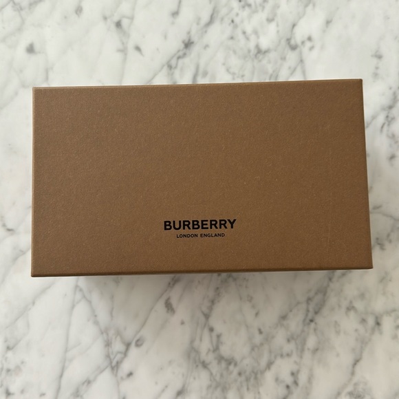 Burberry sunglasses box (empty) - Picture 2 of 5